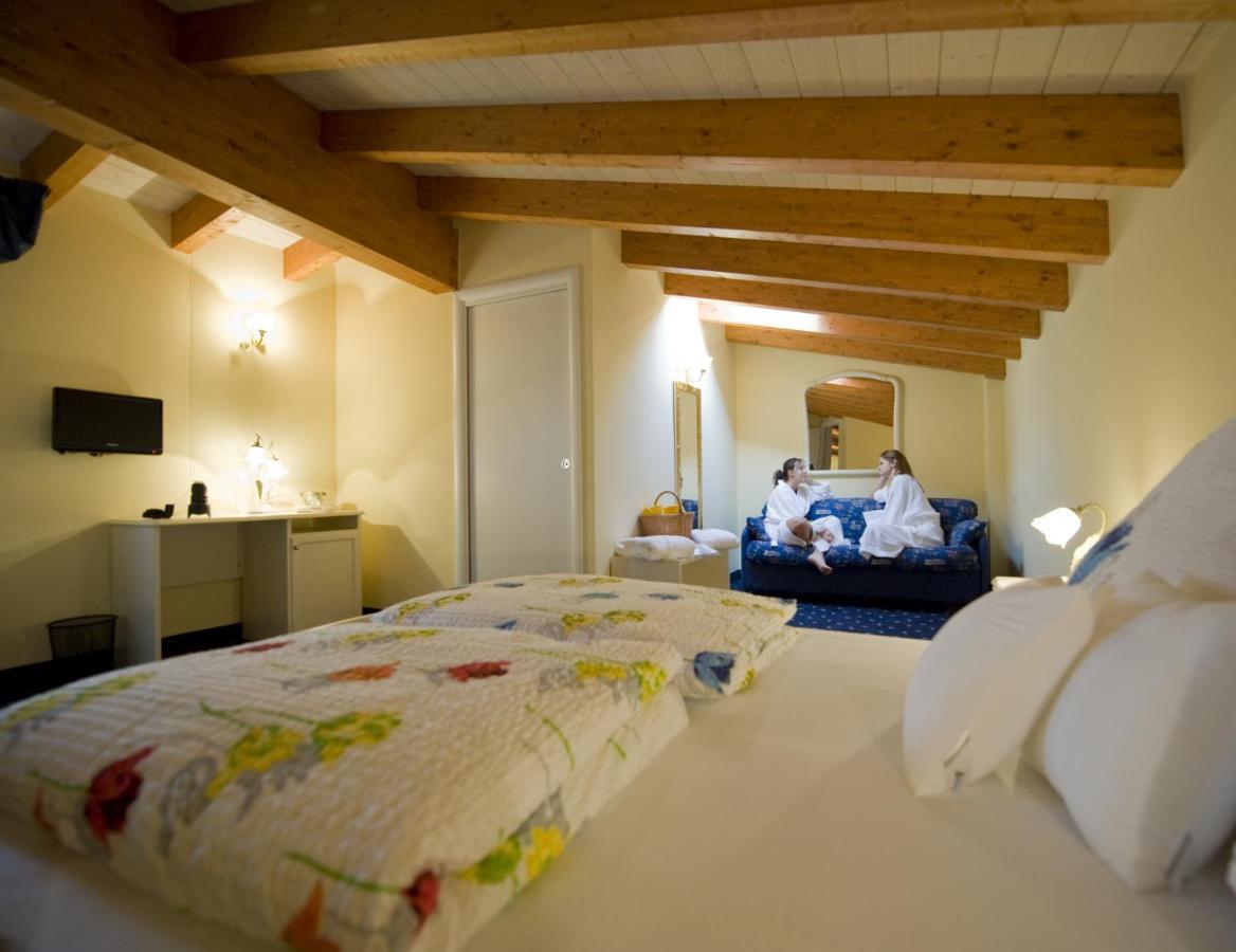 Borgo Dei Poeti Romantik Hotel Manerba del Garda Quarto foto
